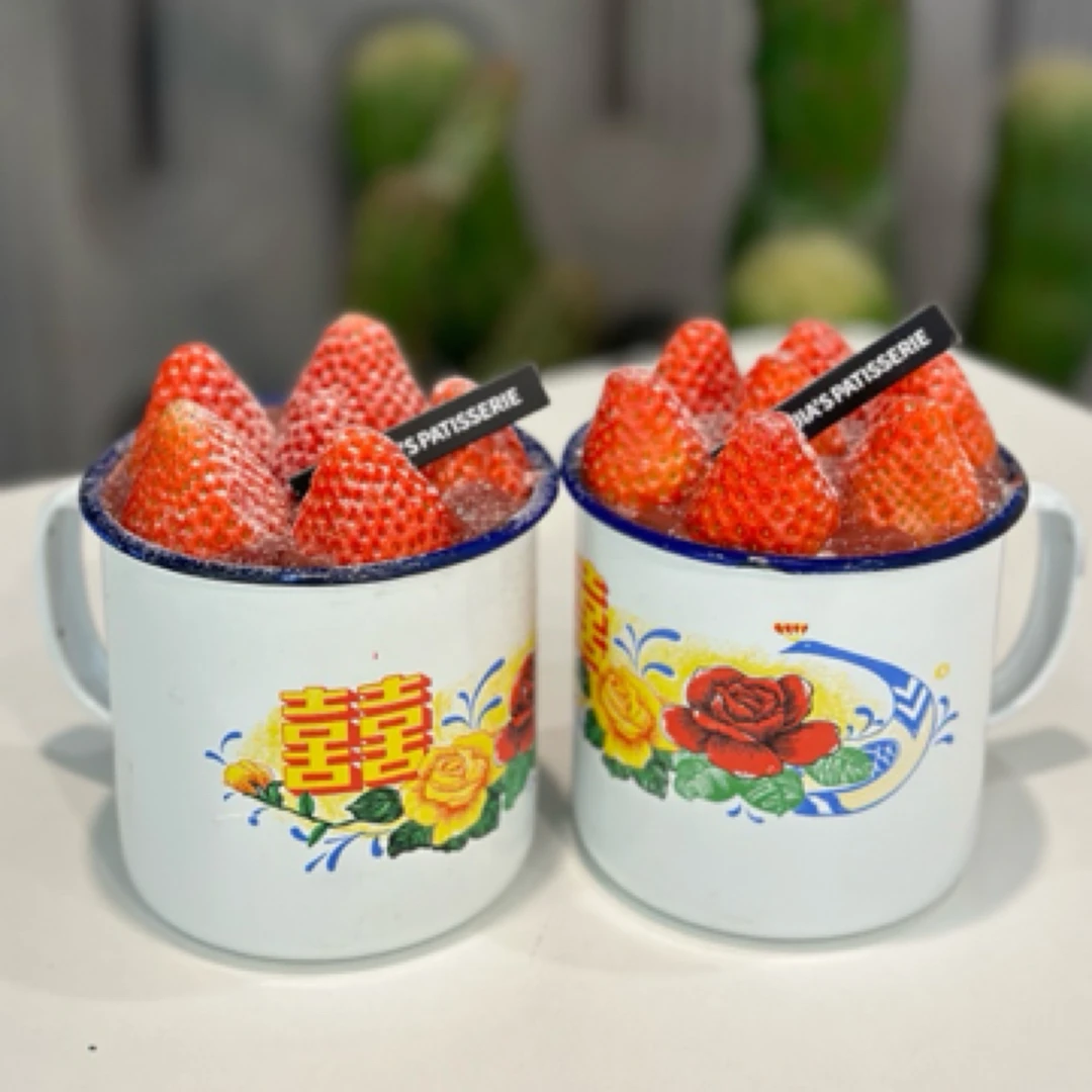 搪瓷杯草莓蛋糕一个