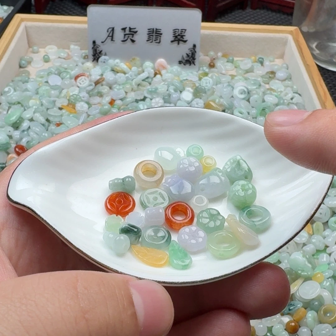 翡翠挂件未镶嵌翡翠