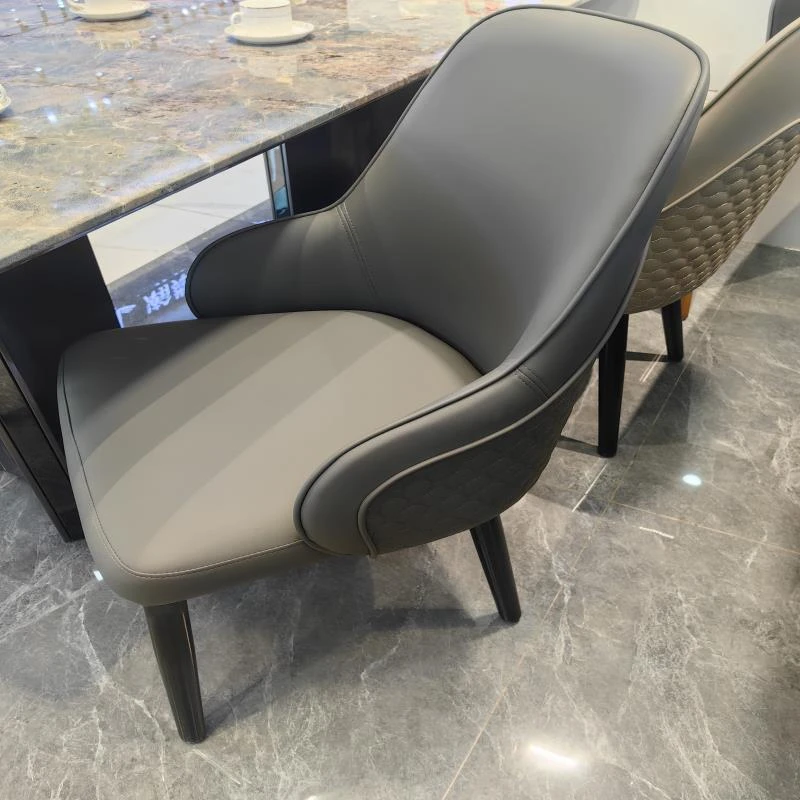 意式餐椅轻奢高级感家用软包高端餐厅带扶手餐桌椅极简皮质靠背椅