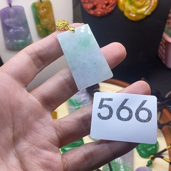 翡翠未镶嵌吊坠(赠链)