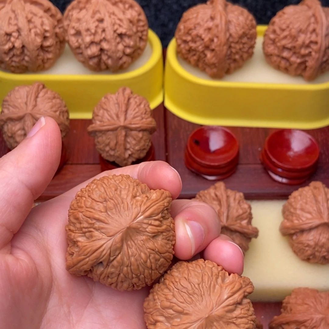 文玩核桃把件42精品原桩老树红皮绣球