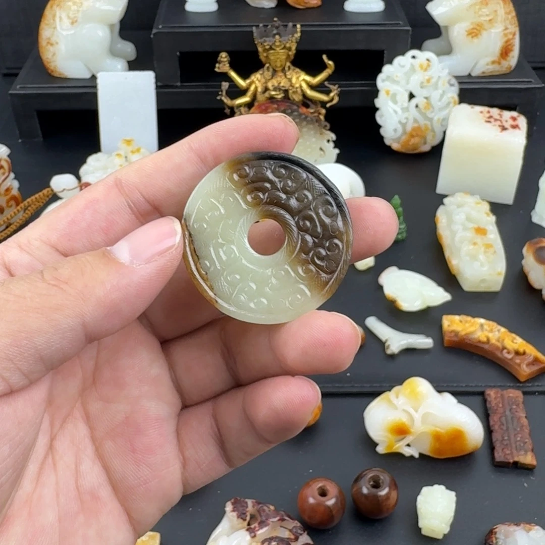 和田玉（糖玉）颈饰未镶嵌遇***草