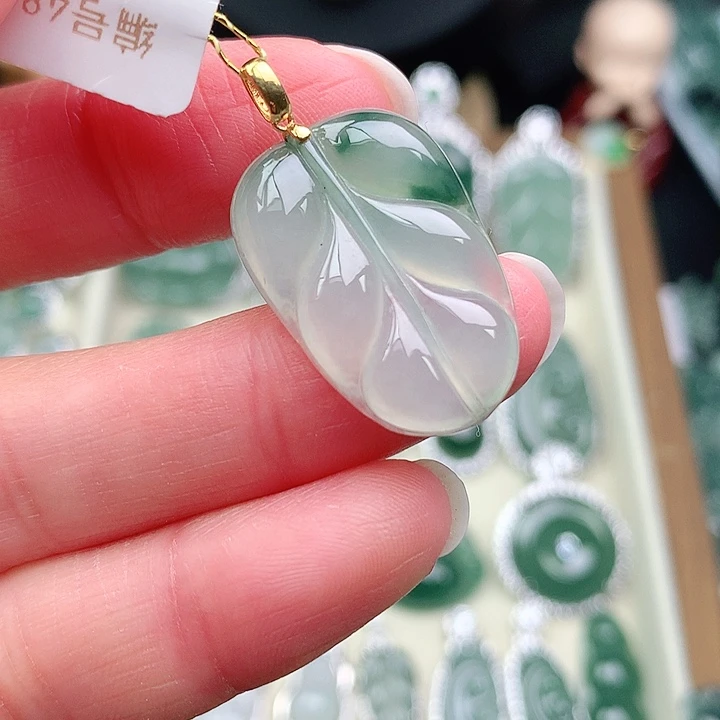 颈饰18K金镶嵌翡翠吊坠