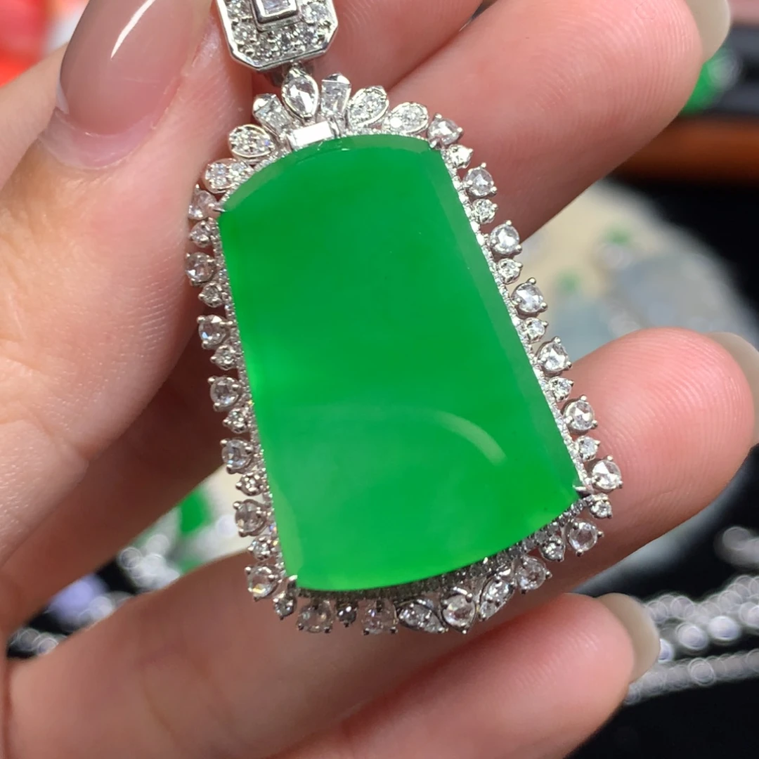 翡翠18K金镶嵌颈饰无事牌