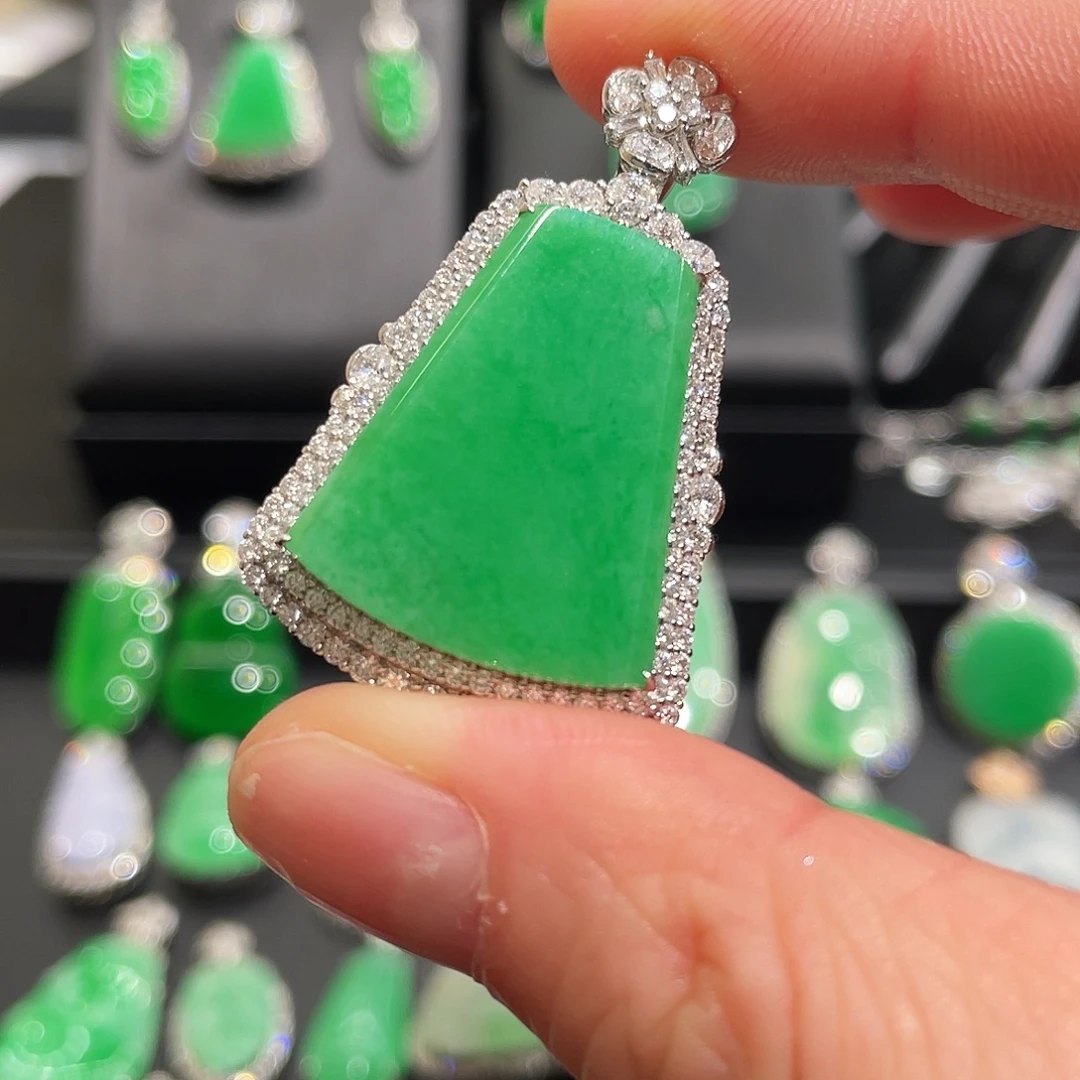 翡翠18K金镶嵌颈饰