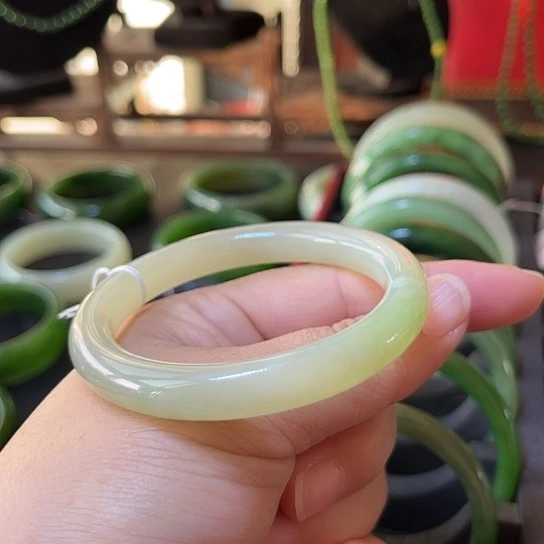 和田玉未镶嵌手镯