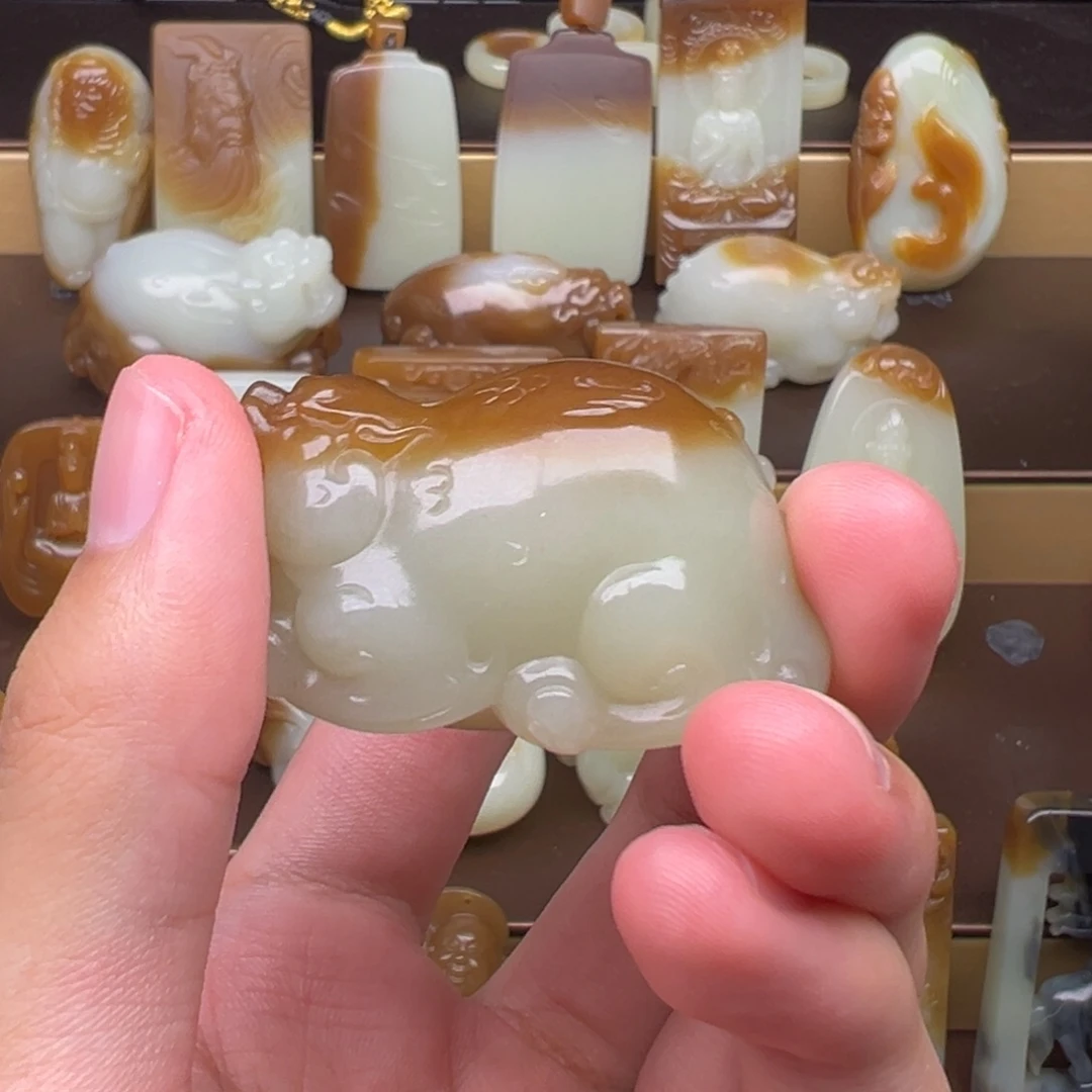 卧***雏颈饰未镶嵌和田玉（糖玉）