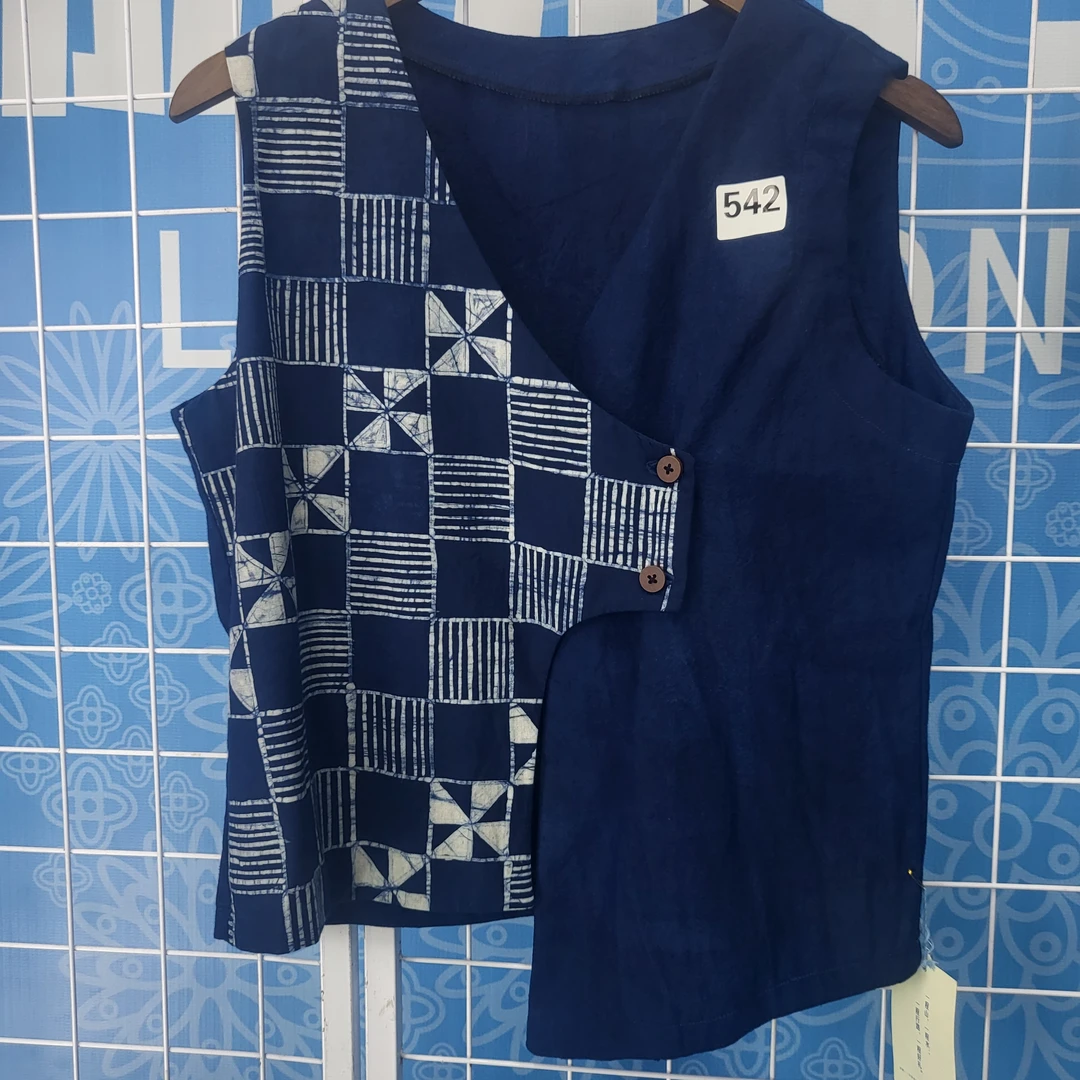 【励志工坊】542蜡染格子斜扣拼接背心