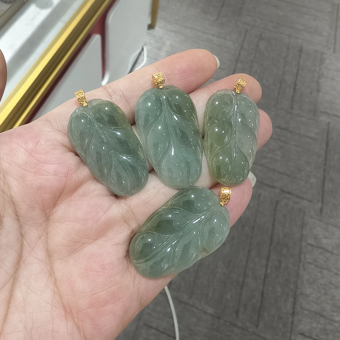 B66天然翡翠A货叶子18K金镶吊坠（多样性发其一）