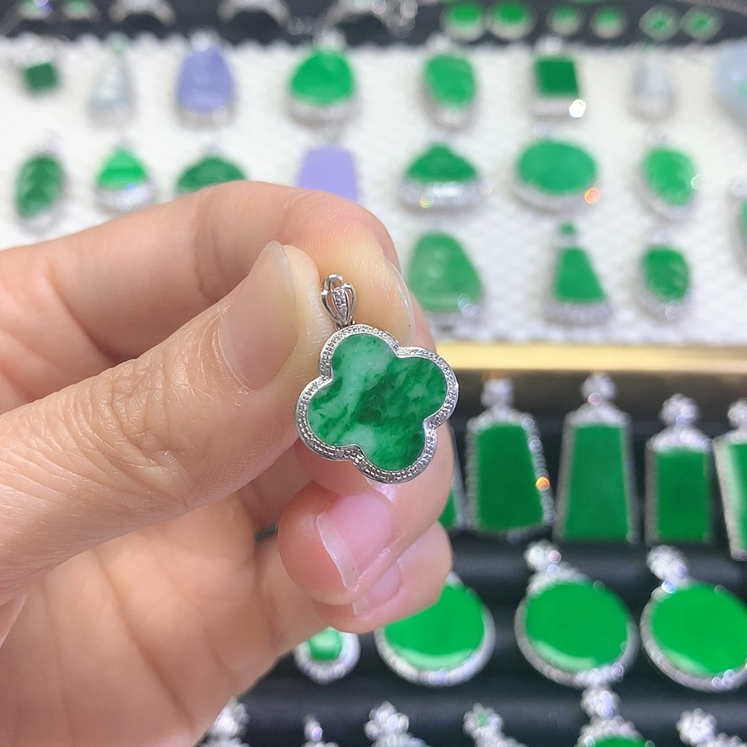 颈饰18K金镶嵌翡翠吊坠