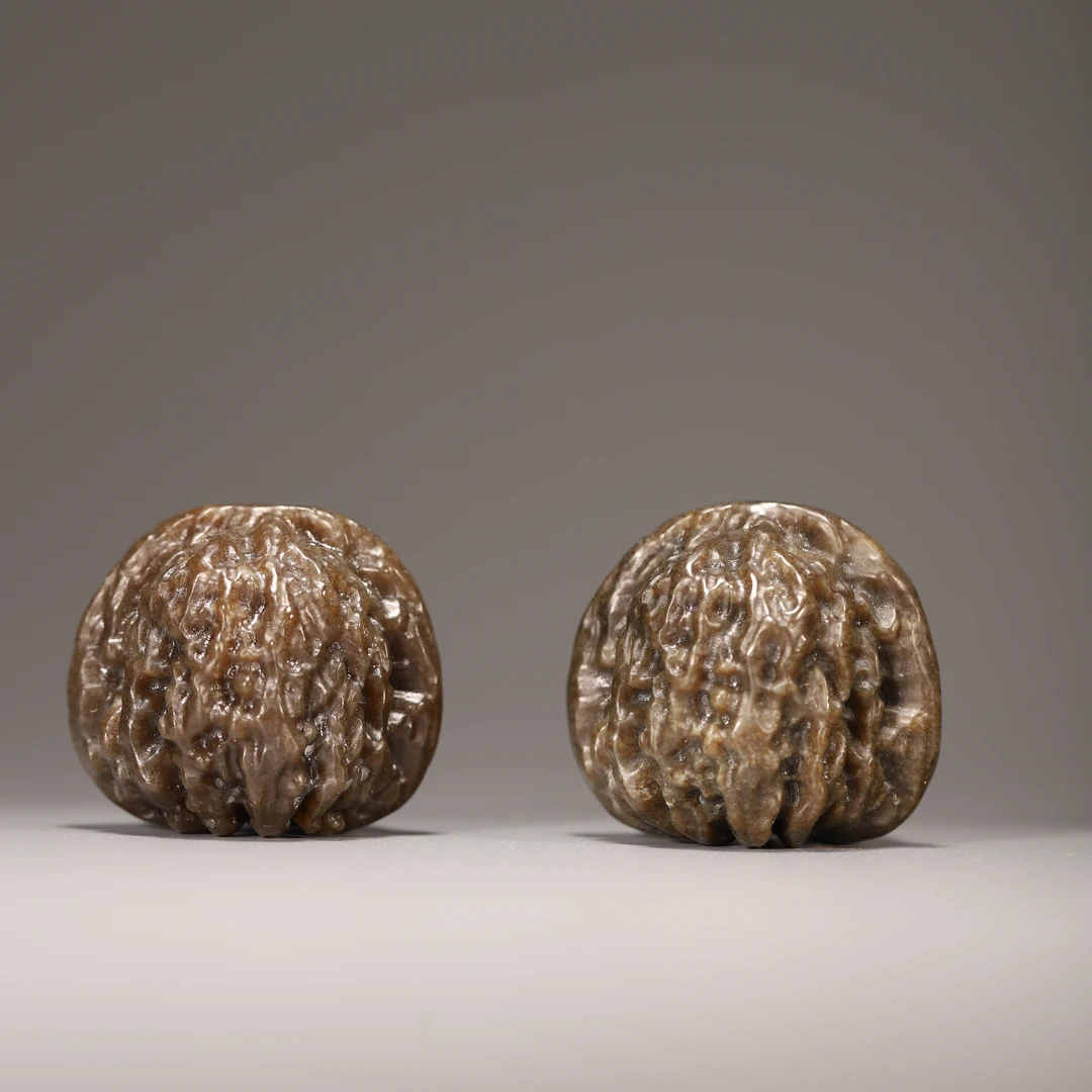 HY38 清代 和田玉雕核桃一对