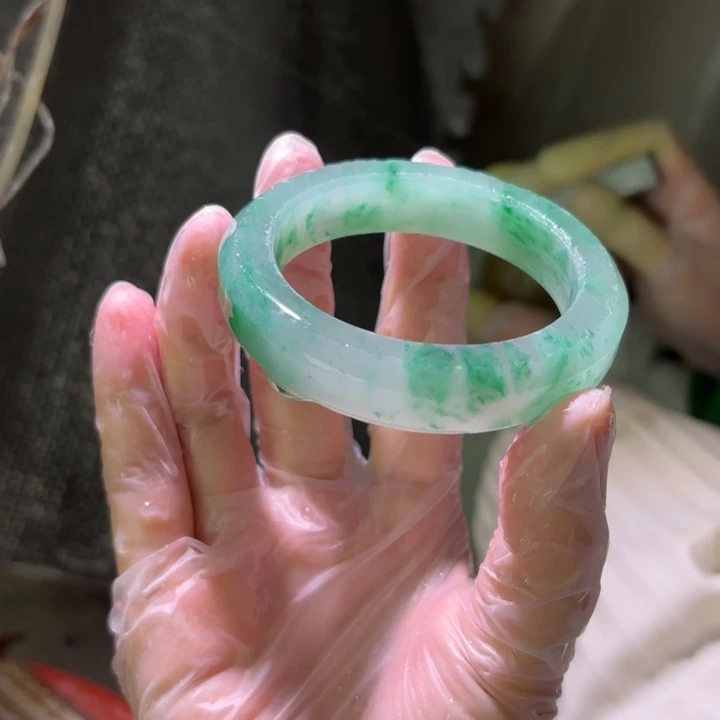 猫***儿石英质玉（非洲翠）未镶嵌手镯定制