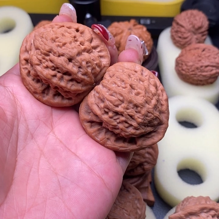 【闪购商品】来***桃文玩核桃手把件金公子