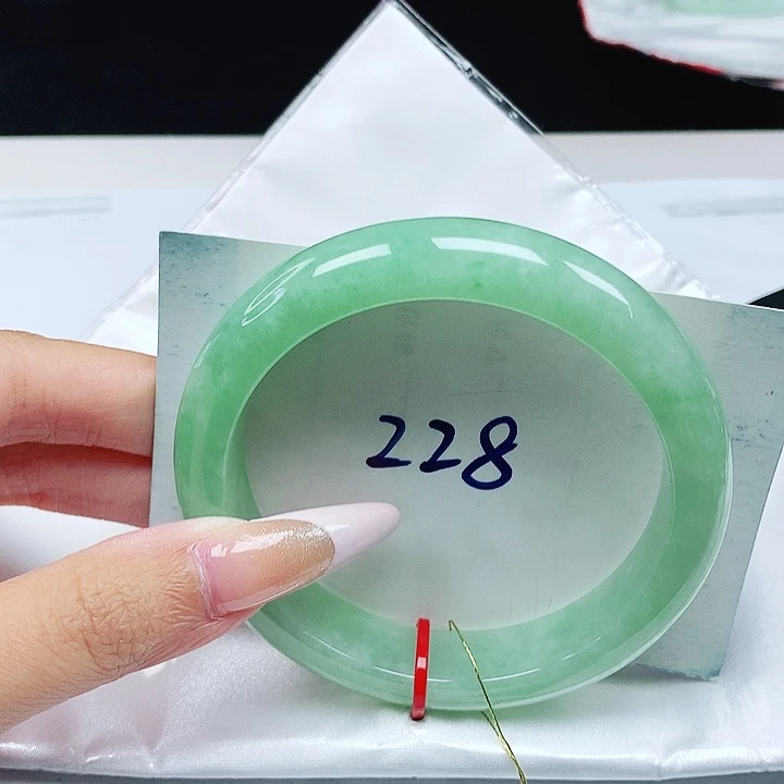 翡翠手镯未镶嵌59.5圈