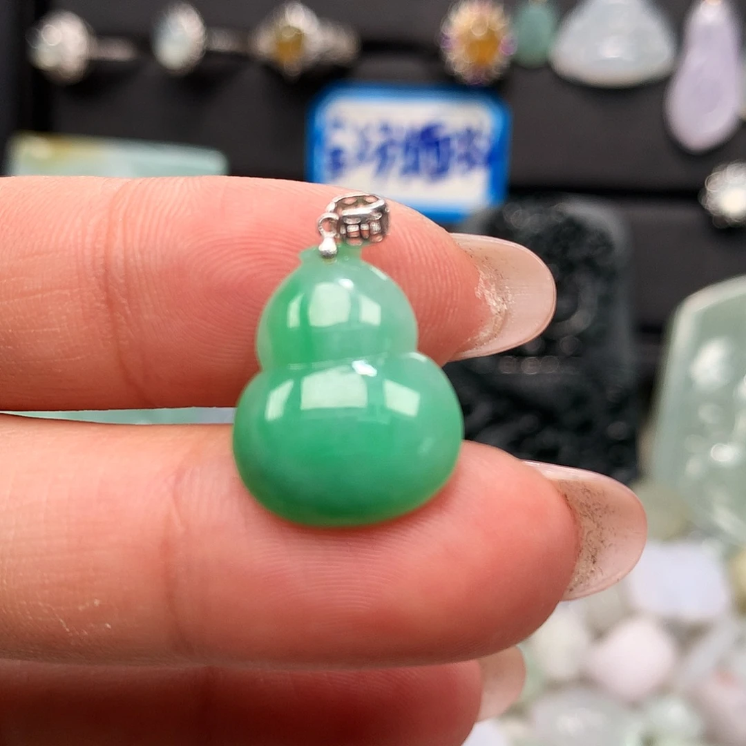 翡翠18K金镶嵌颈饰葫芦