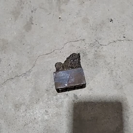 消***者黄色的装饰品摆件