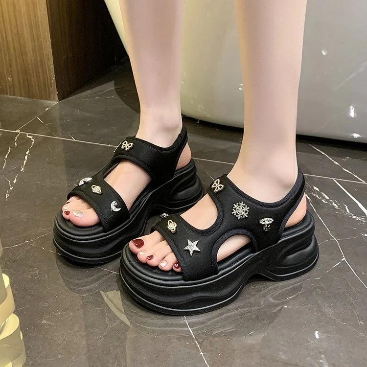 2025夏季新款时装凉鞋露趾鞋头松糕底跟底橡胶鞋底一字式扣带