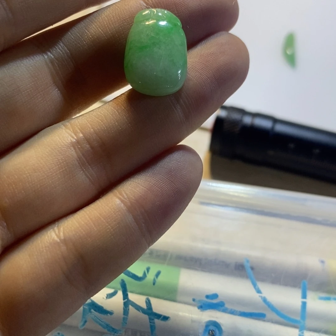 翡翠未镶嵌颈饰飘阳绿无事牌