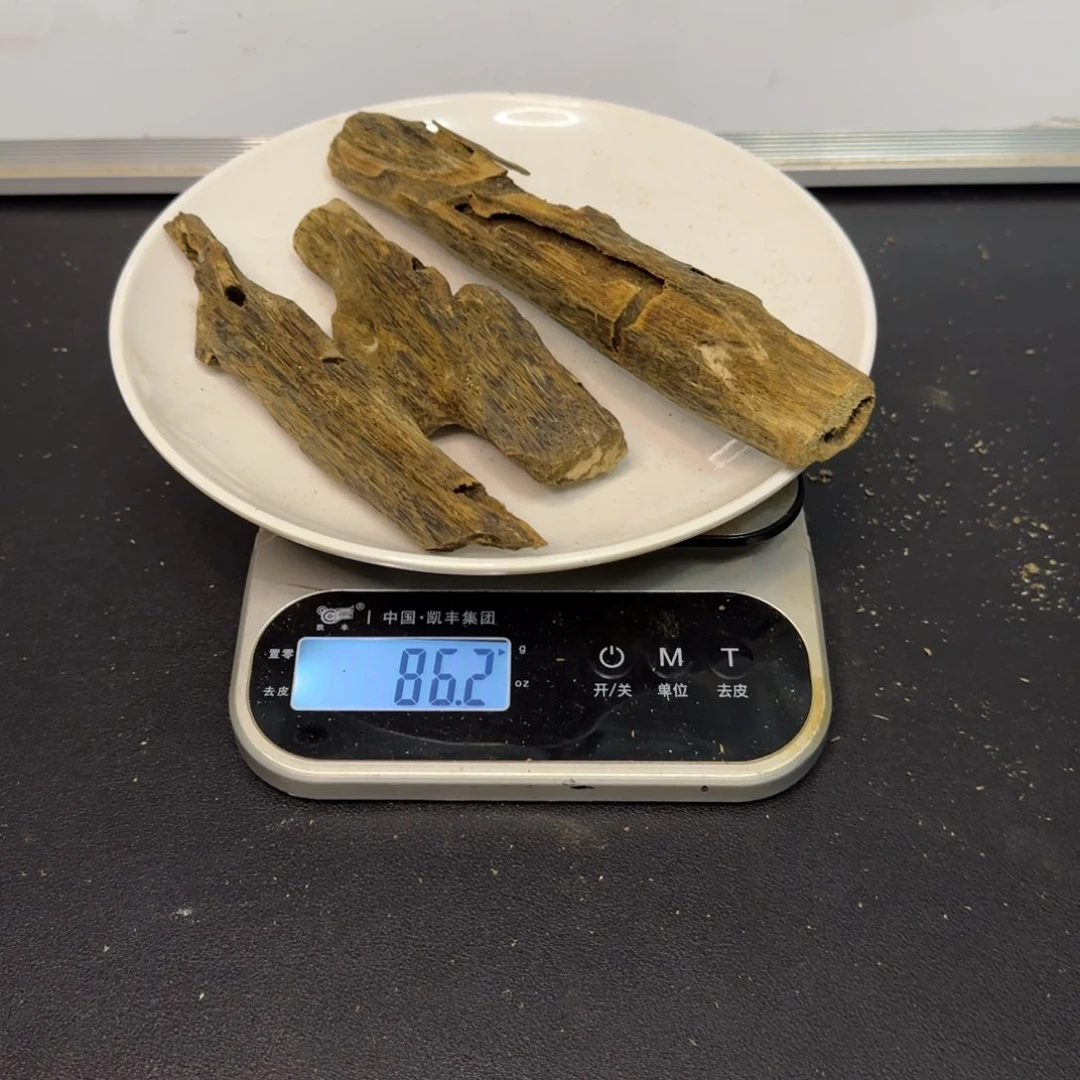 沉香碎屑沉香驼背黑奇