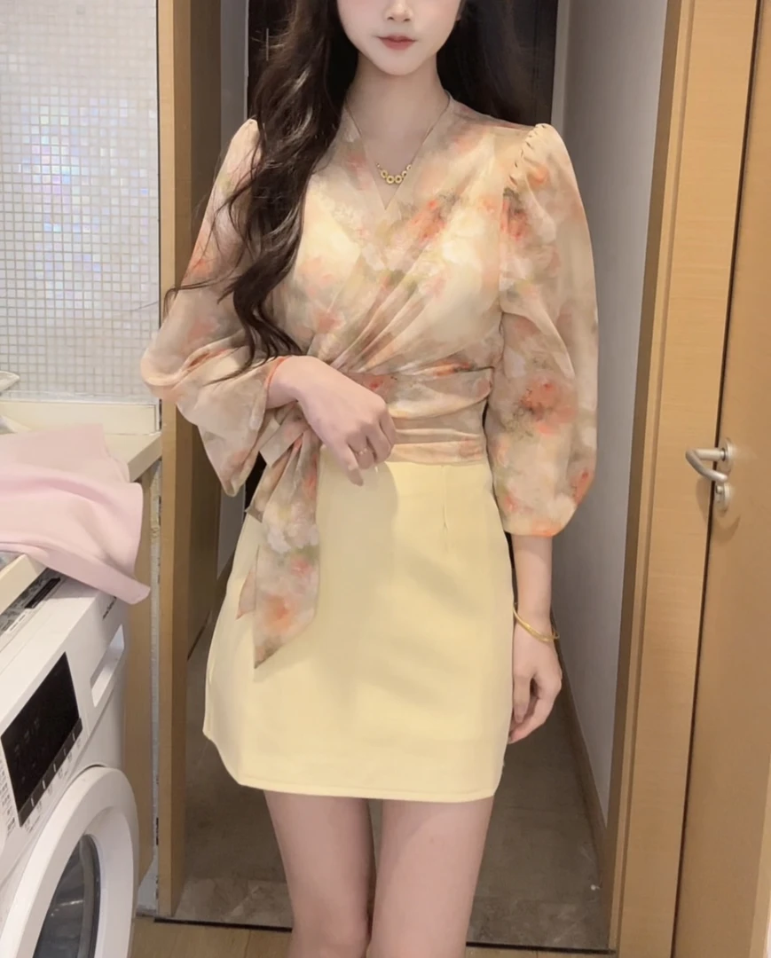 法式轻熟风V领交叉绑带高级感印花显瘦百搭减龄洋气系带碎花上衣