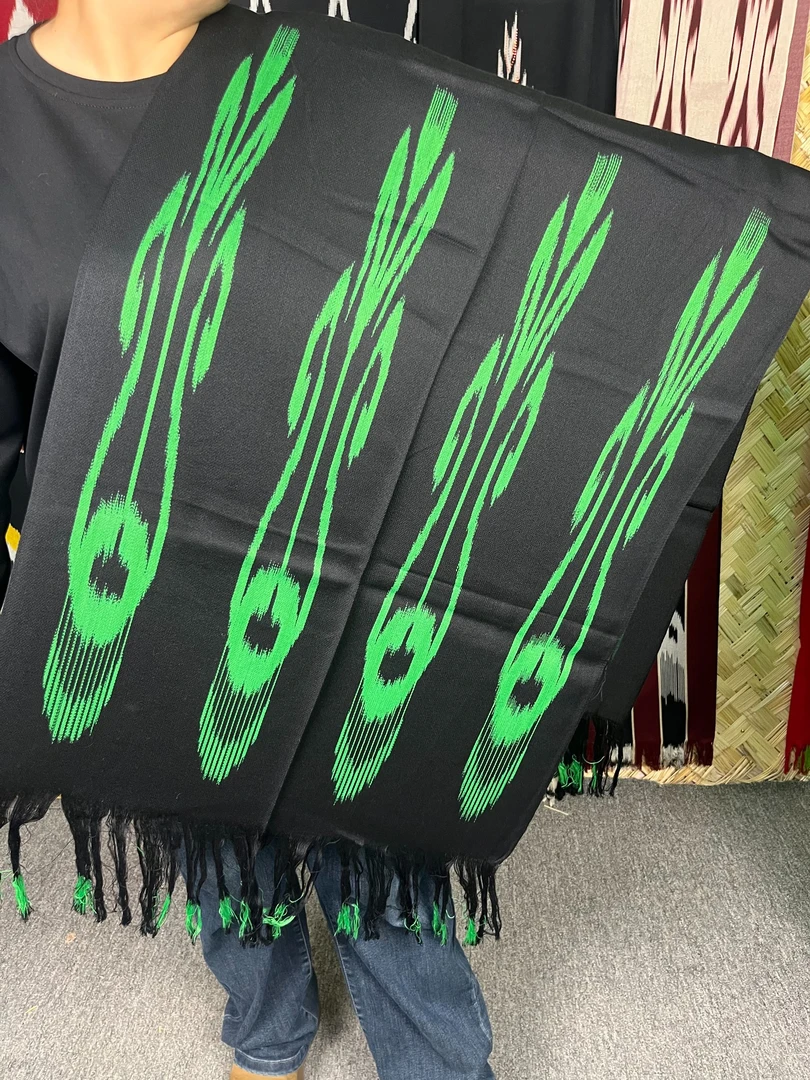 【美女们姐妹们】2025新年的看看我们家的艾特莱斯围巾款式多样子有