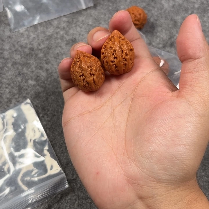 文玩核桃吊坠玉麒麟小23