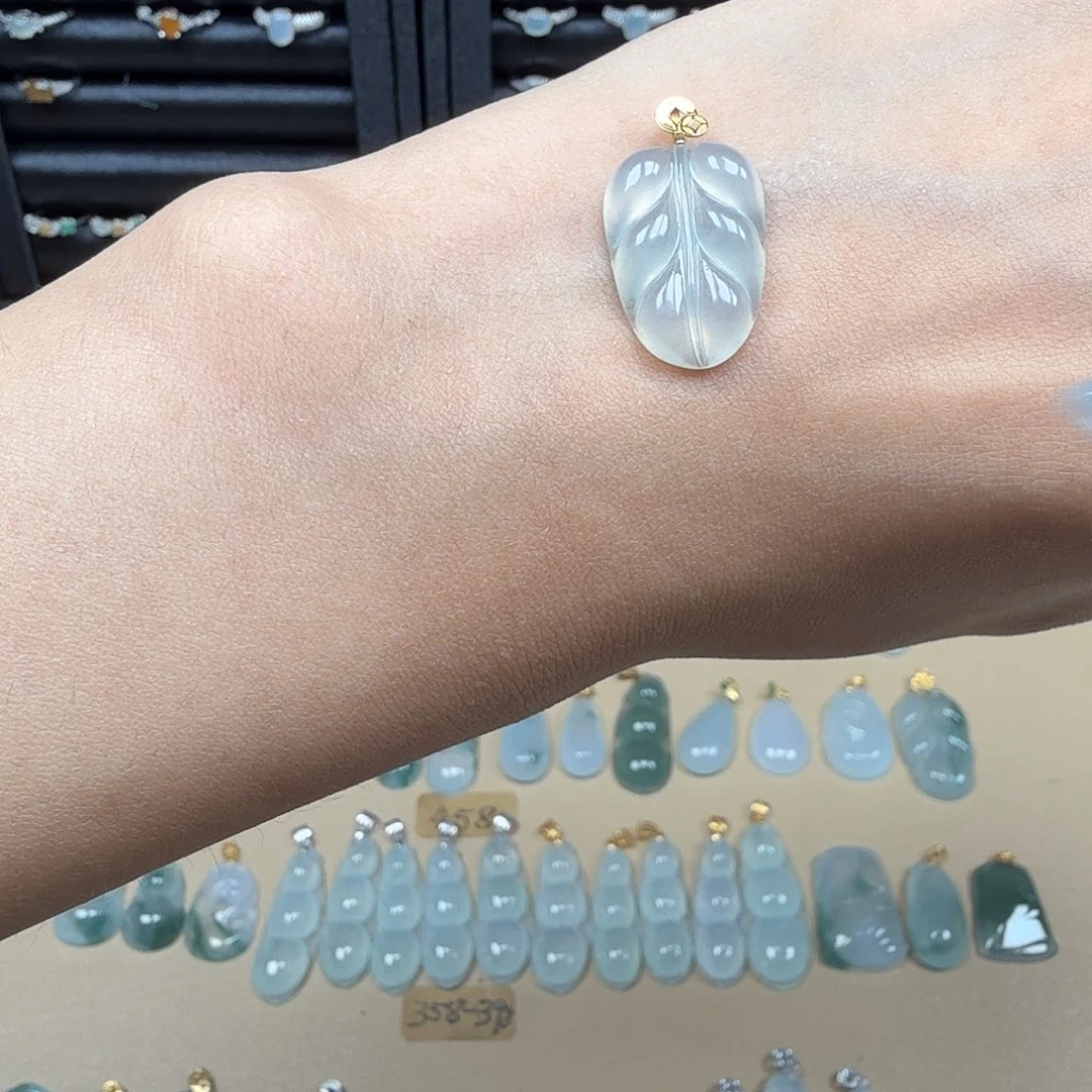 王***跑翡翠18K金镶嵌颈饰