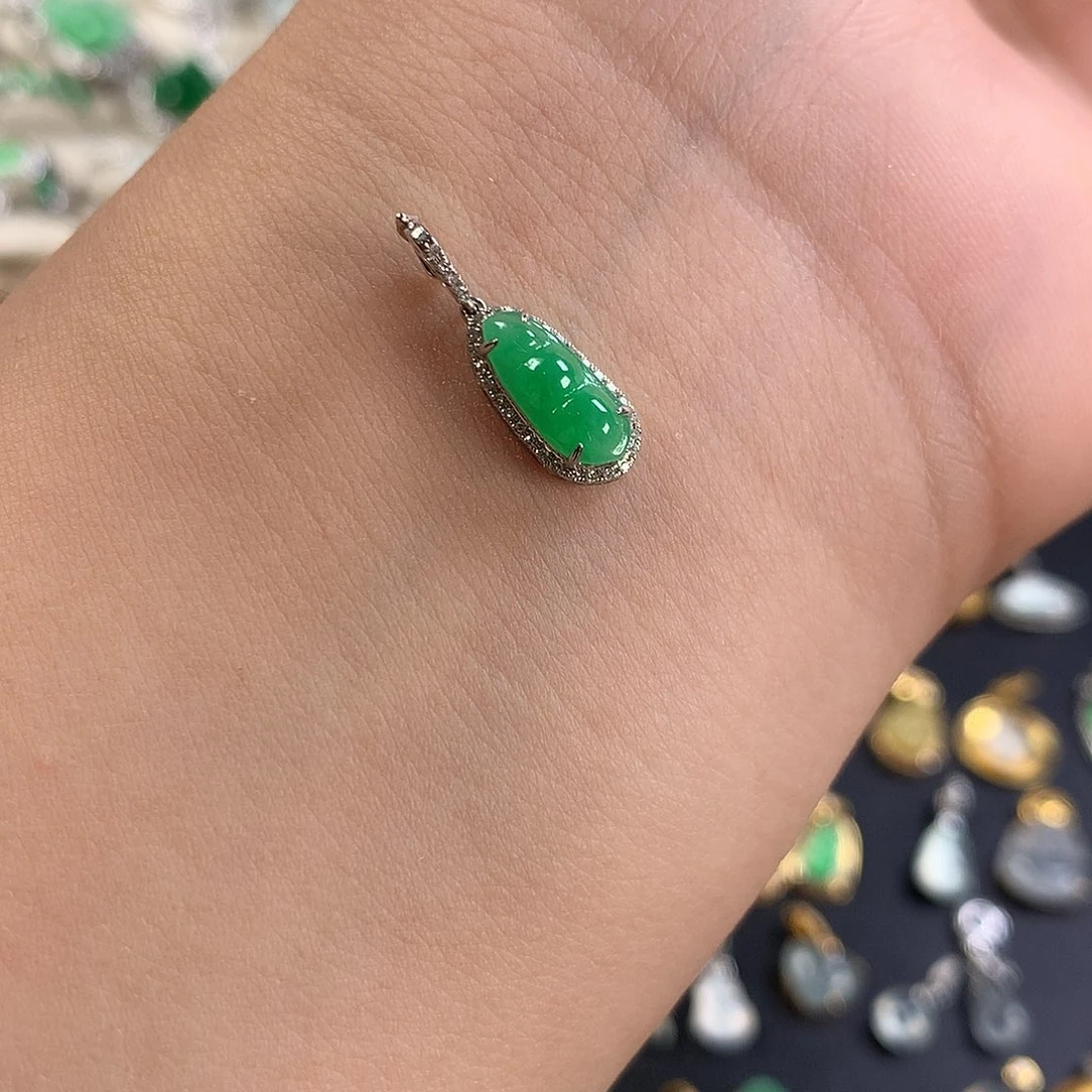 翡翠18K金镶嵌颈饰