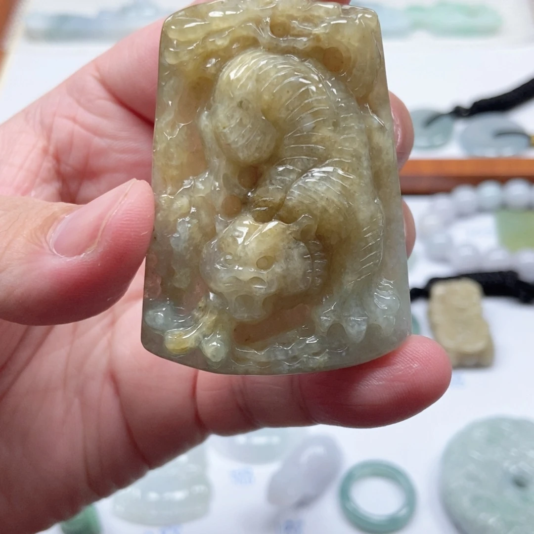 翡翠未镶嵌颈饰猛虎下山 黄翡 天然缅甸ａ货翡翠男女礼物高级感