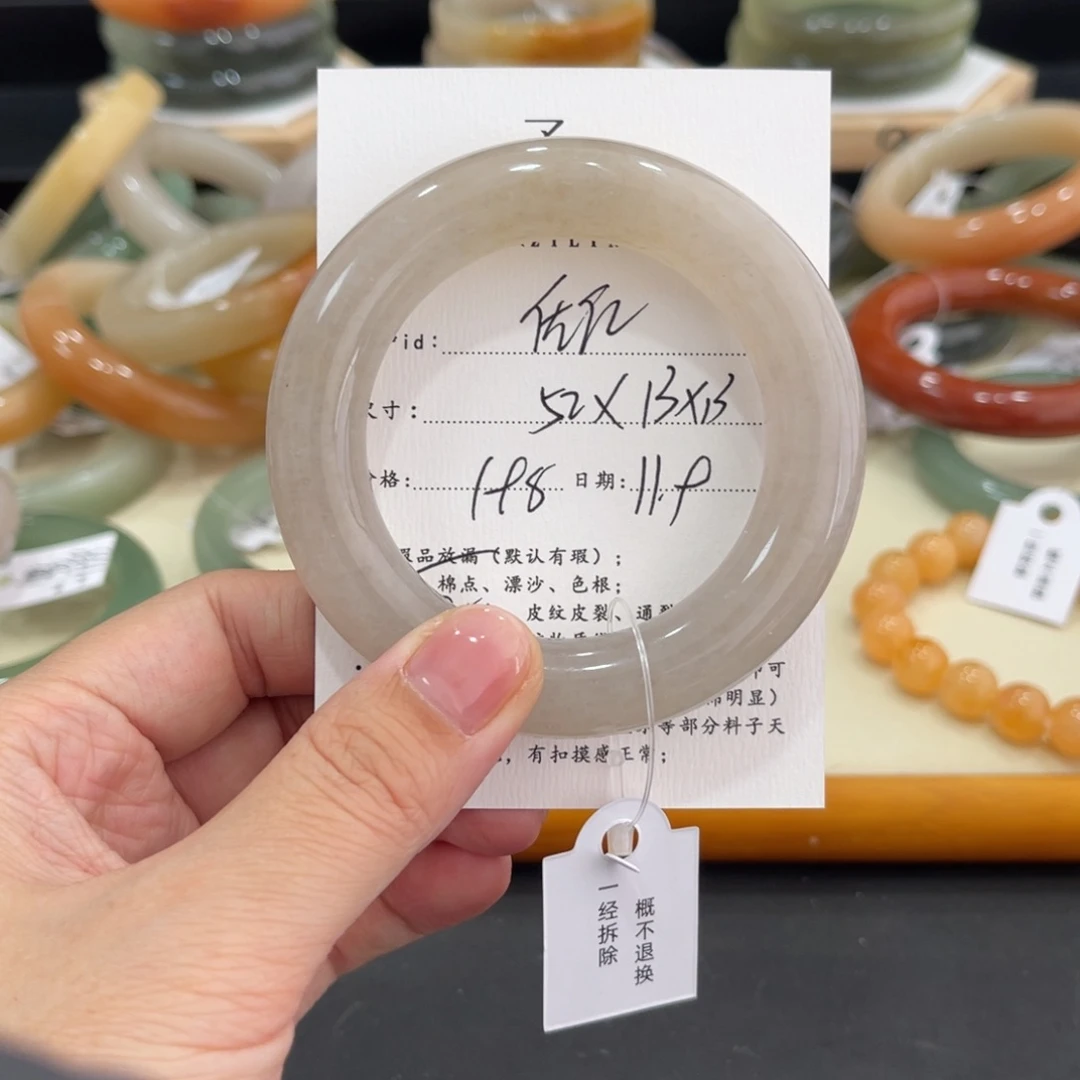 未镶嵌手镯石英质玉佳*