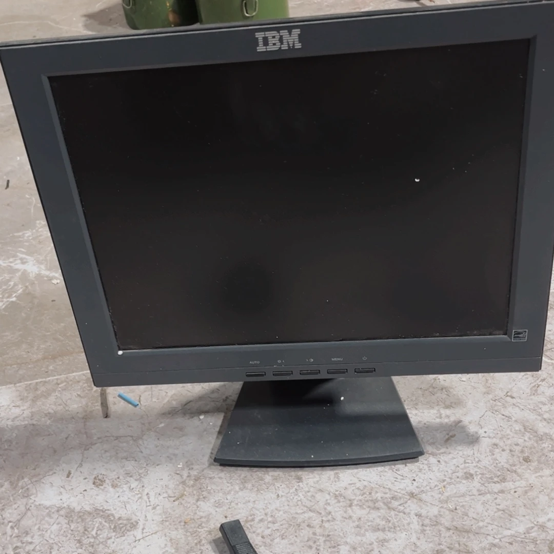 8新IBM显示器一个包邮