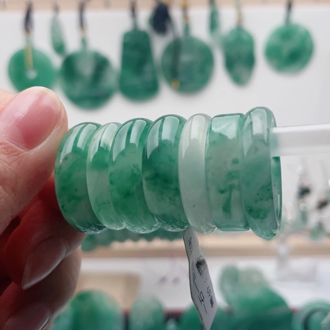 石英质玉未镶嵌颈饰