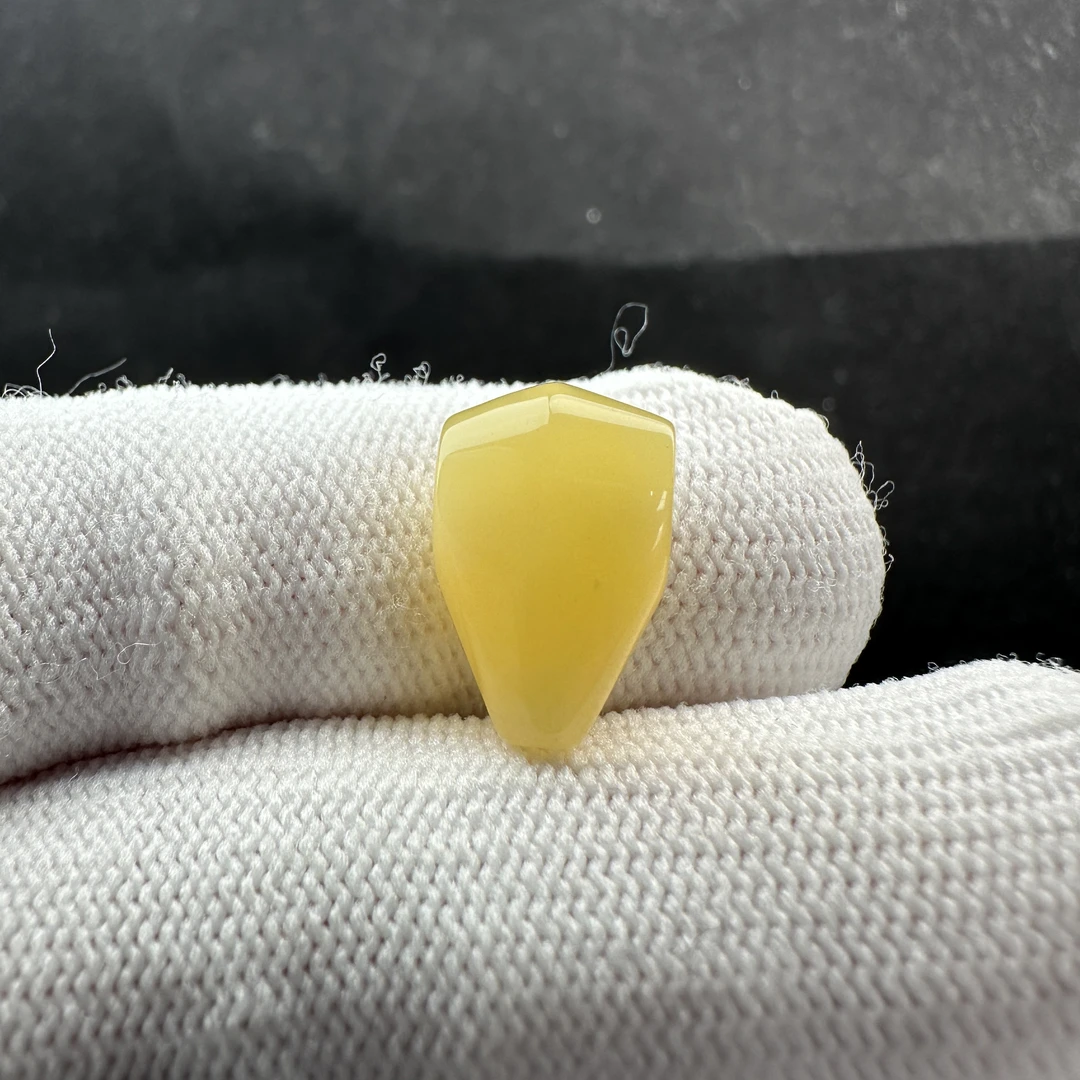 Z3155 天然蜜蜡 鲨鱼背三通 9.6*15mm支持复检