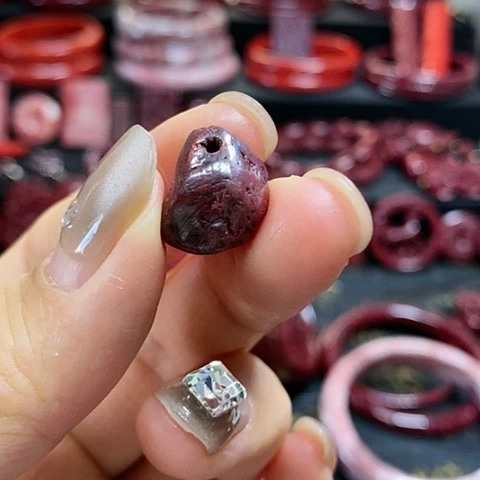 天然辰砂原矿晶体吊坠