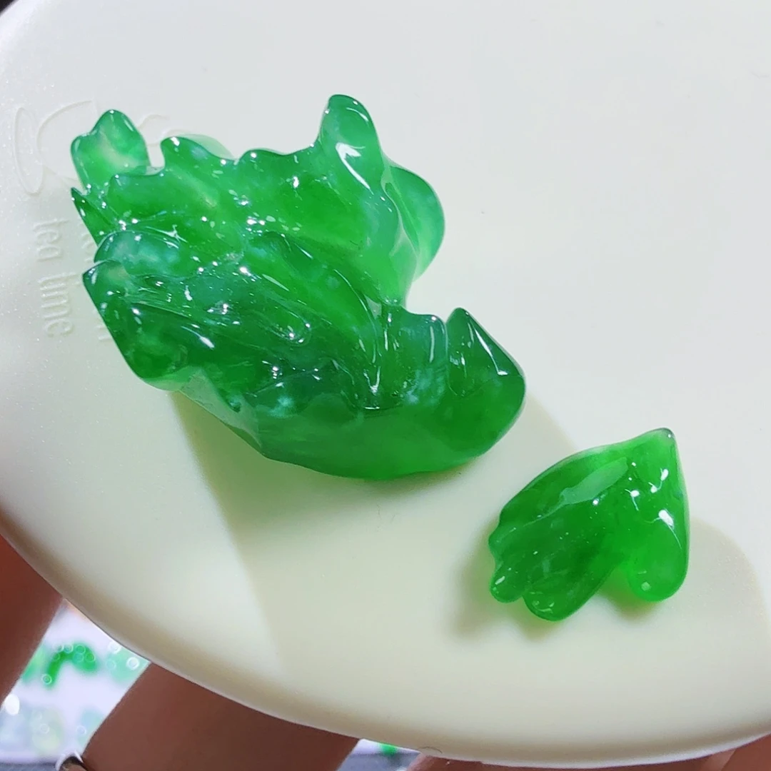天***莲翡翠未镶嵌颈饰木纳绿