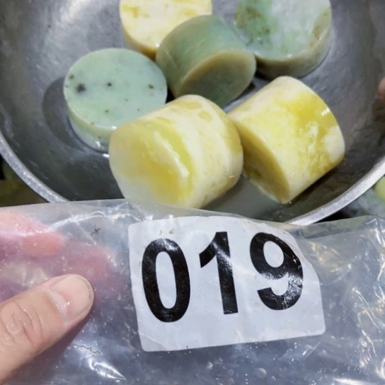 未镶嵌蛇纹石玉珠宝奇石