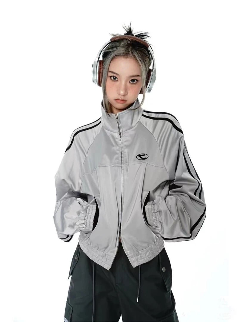 银色科技条纹外套