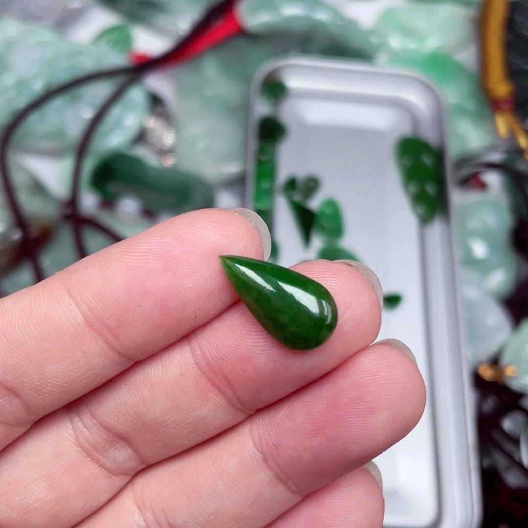 翡翠未镶嵌颈饰qqqq