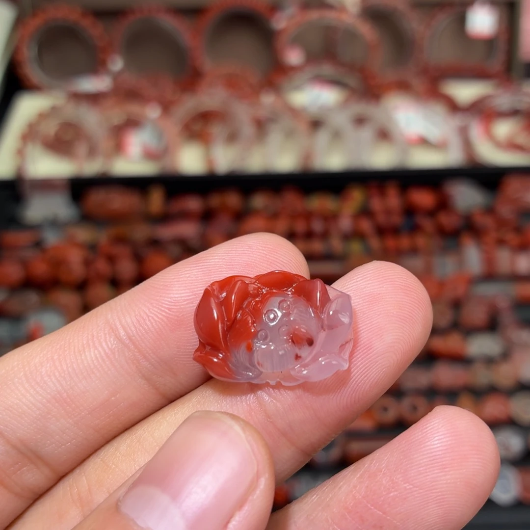 南红玛瑙未镶嵌颈饰荷花1