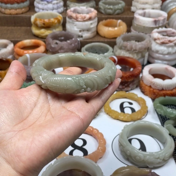 忘***。石英岩玉手镯未镶嵌