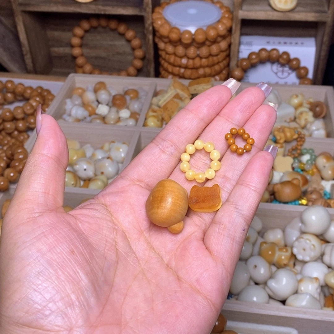庄***美猴头核桃吊坠蜜卡 小熊米米 发牌0.67克 橄榄核跑环