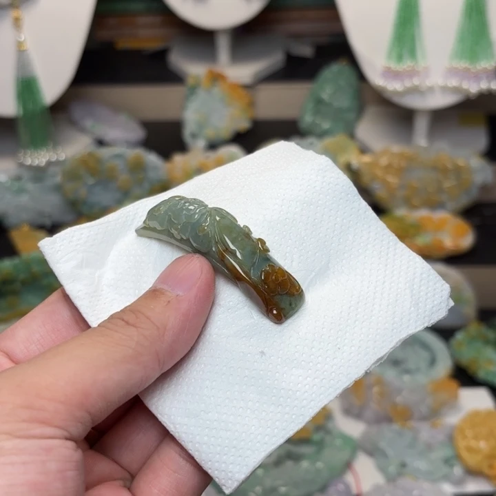 大***椿颈饰未镶嵌翡翠吊坠