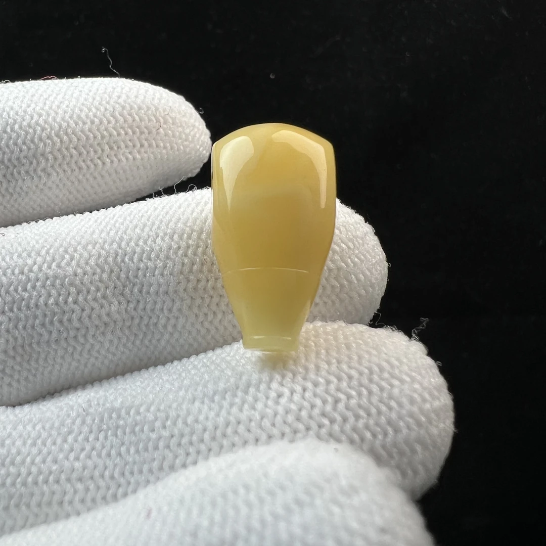 Y9667 天然原矿蜜蜡 鸡油黄三通 10.8*20.8mm1.4g支持复检