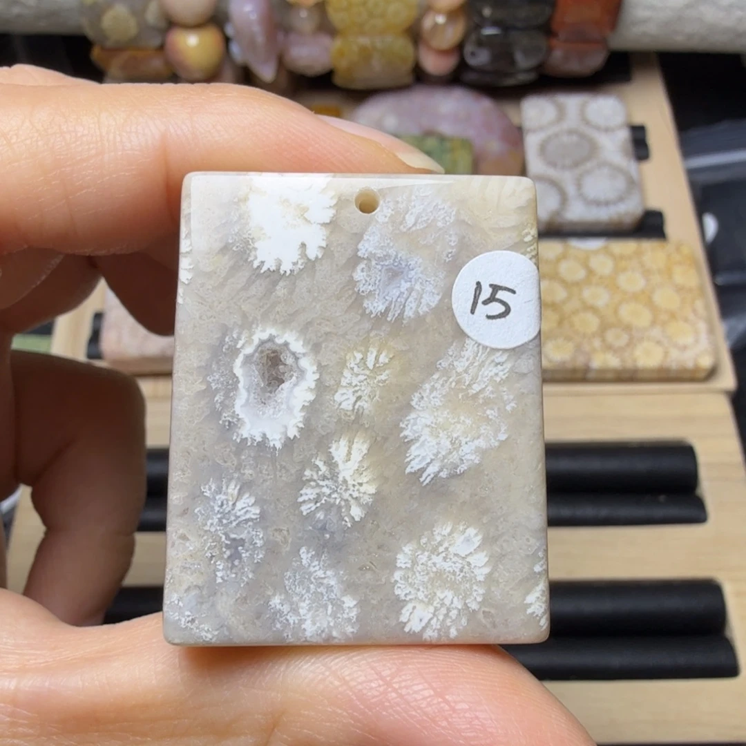 硅化玉未镶嵌带个晶洞的再生花