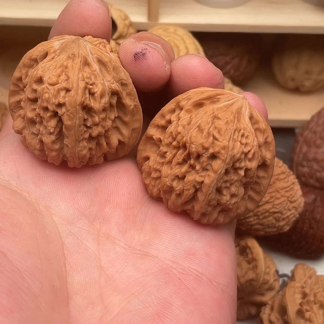 王***汪文玩核桃吊坠凹的