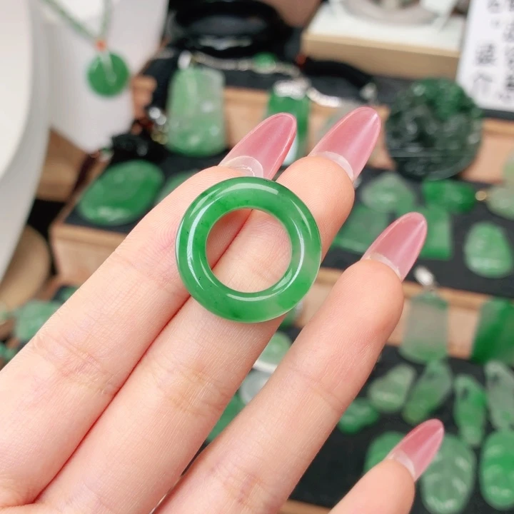 石英质玉（非洲翠）未镶嵌颈饰
