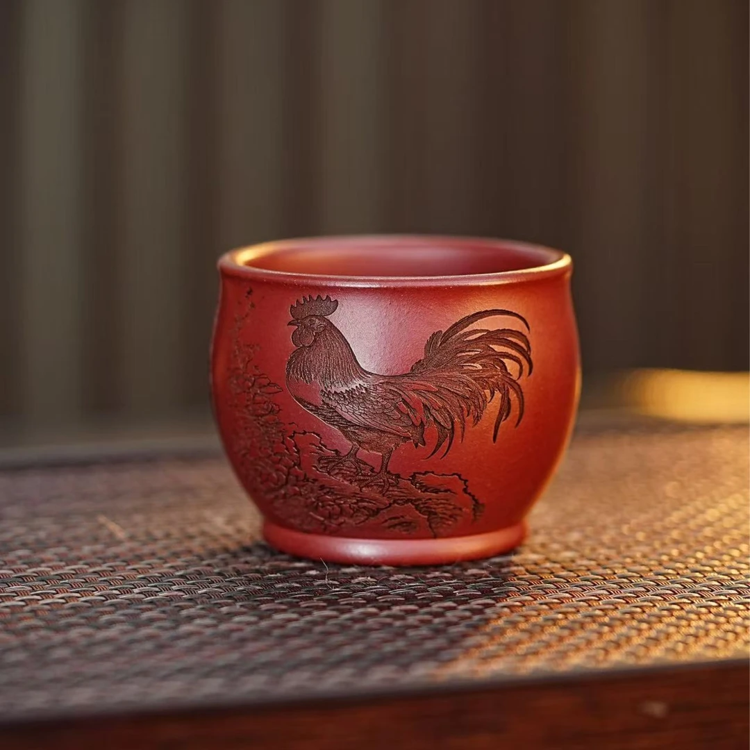 宜兴紫砂茶具原矿 龙血砂泥料全手工刻绘金鸡报喜主人杯品茗杯