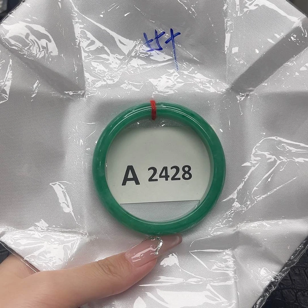 翡翠手镯未镶嵌默认瑕疵