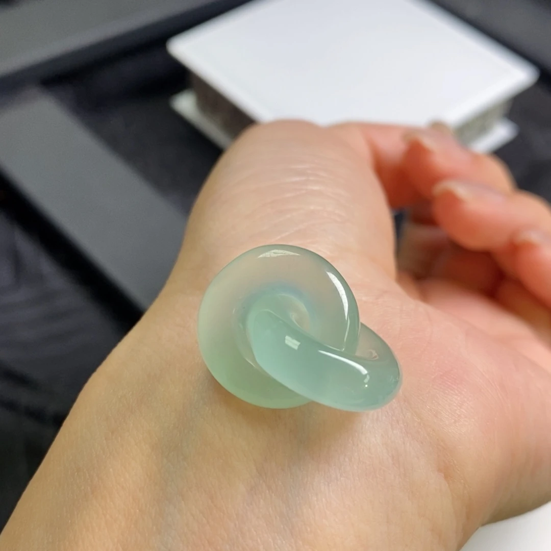 翡翠未镶嵌颈饰冰胶晴底双环  有暗纹