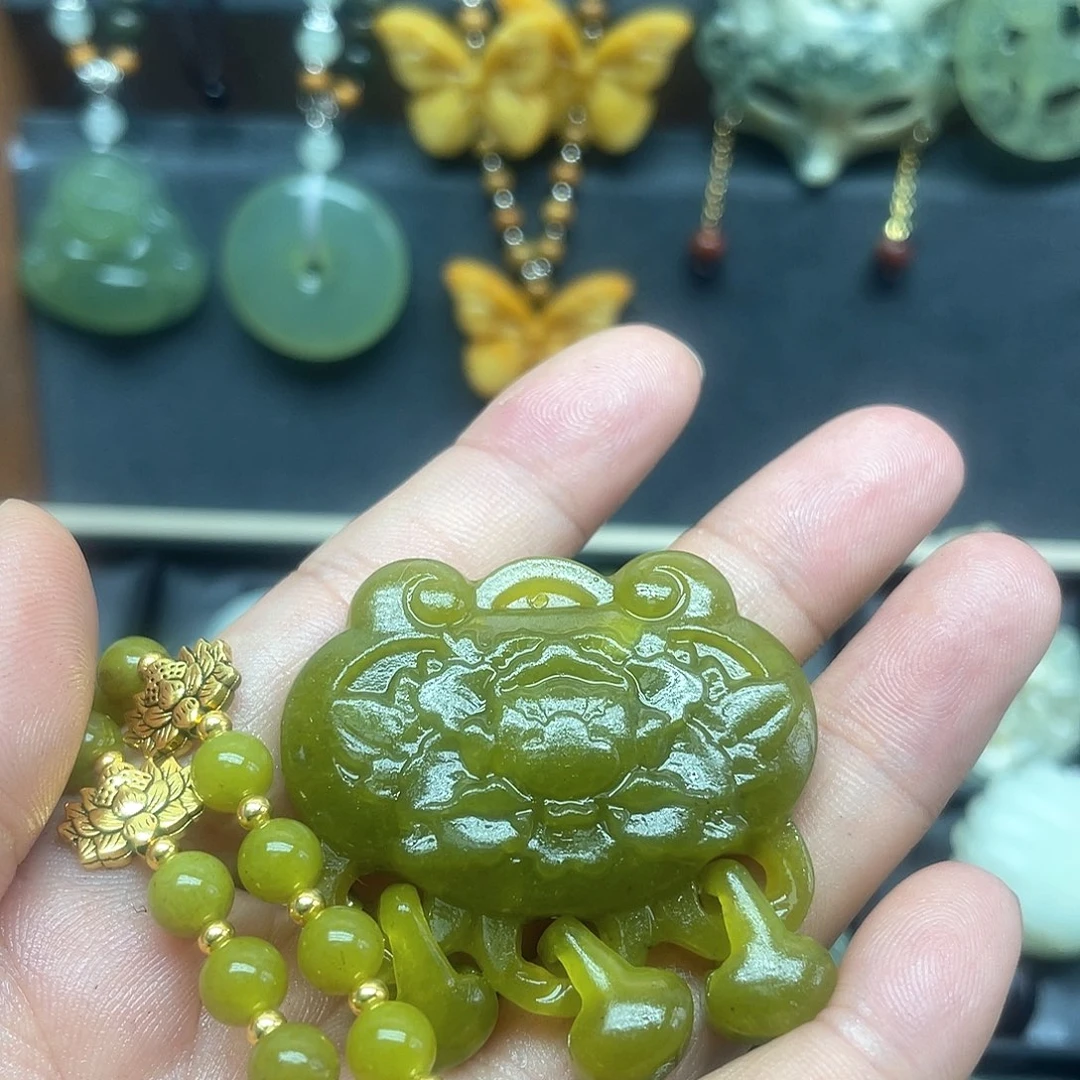 未镶嵌蛇纹石玉颈饰